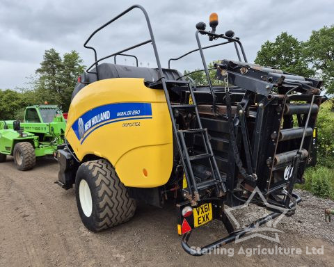 New Holland 890 Baler