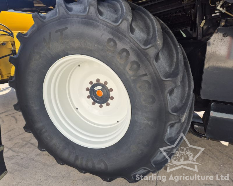 New Holland CR9060 Elevation 4WD Combine