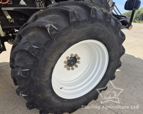 New Holland CR9060 Elevation 4WD Combine