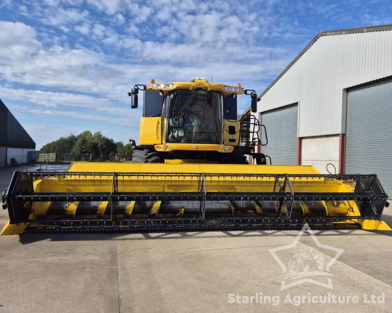 New Holland CR9060 Elevation 4WD Combine