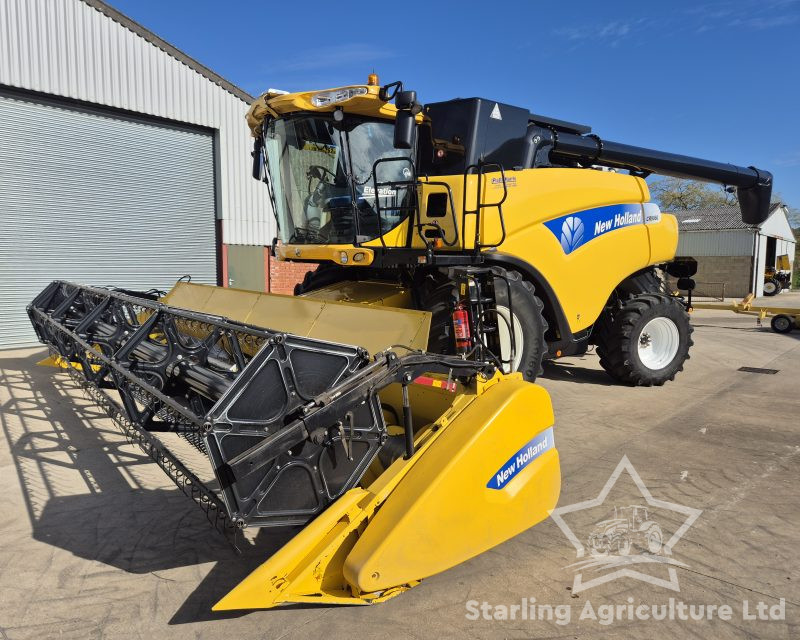 New Holland CR9060 Elevation 4WD Combine