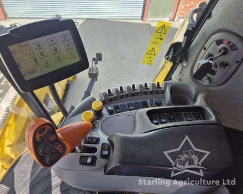 New Holland CR9060 Elevation 4WD Combine