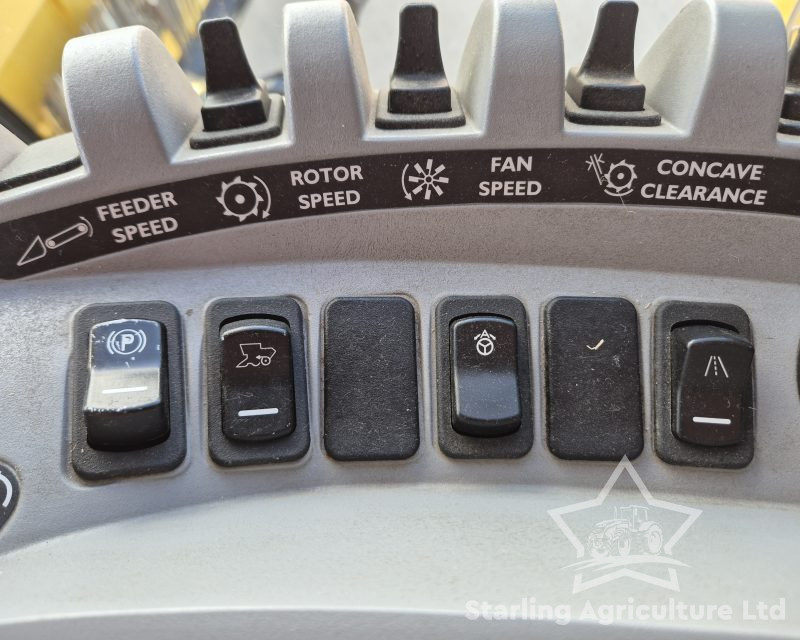 New Holland CR9060 Elevation 4WD Combine