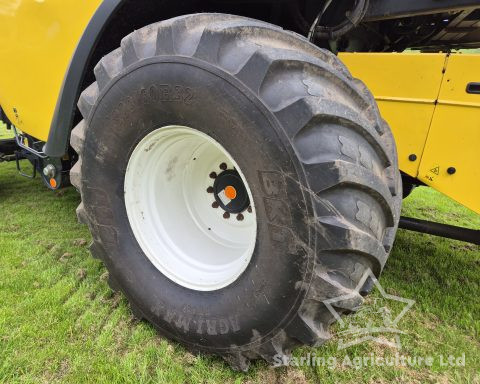 New Holland CR 9080 Combine