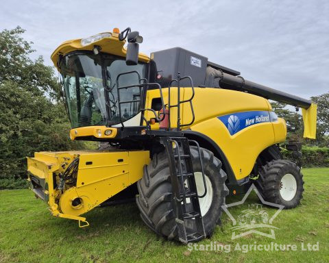 New Holland CR 9080 Combine