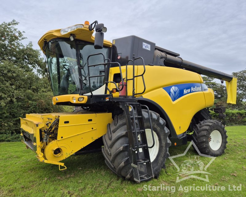 New Holland CR 9080 Combine
