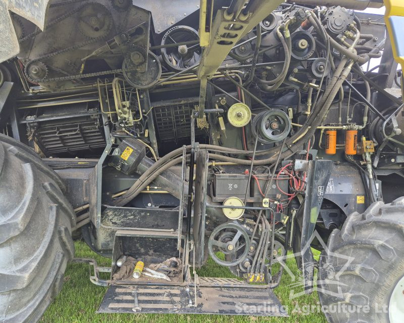 New Holland CR 9080 Combine