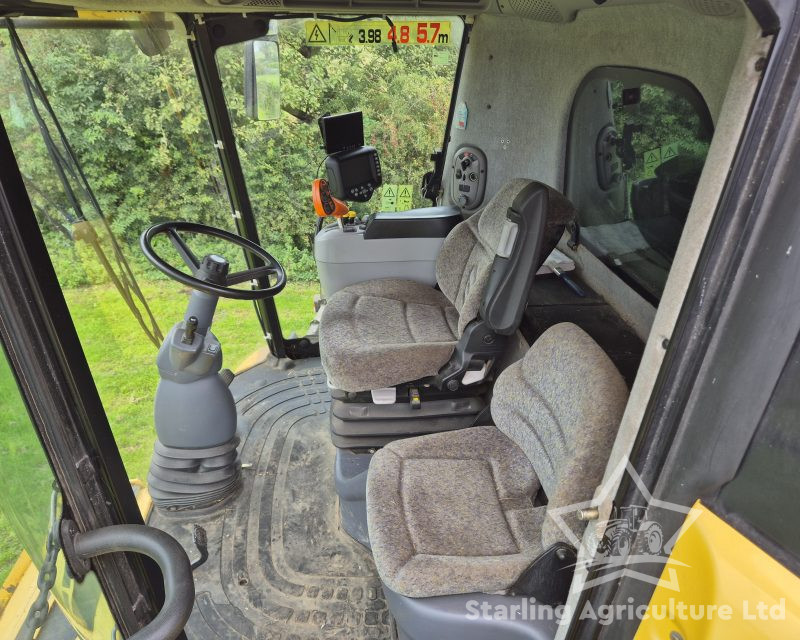 New Holland CR 9080 Combine