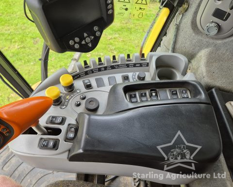 New Holland CR 9080 Combine