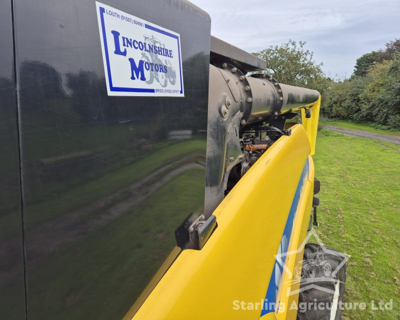 New Holland CR 9080 Combine