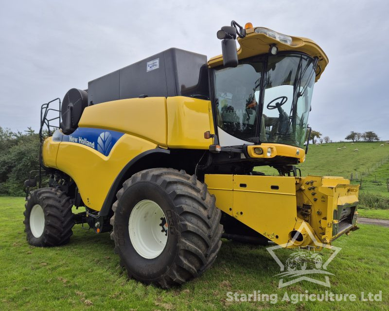 New Holland CR 9080 Combine