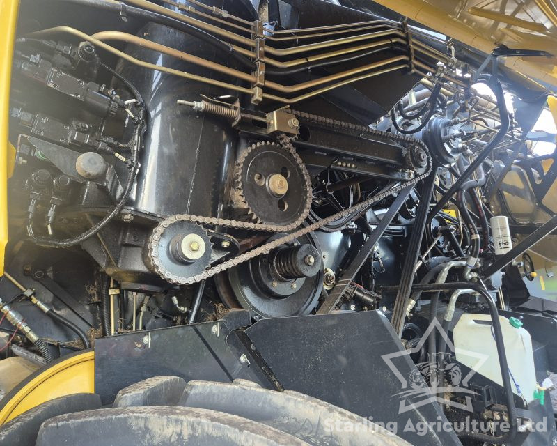 New Holland CX6080 Combine