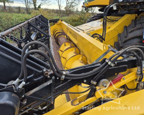 New Holland CX6080 Combine