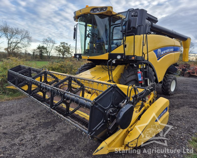 New Holland CX6080 Combine