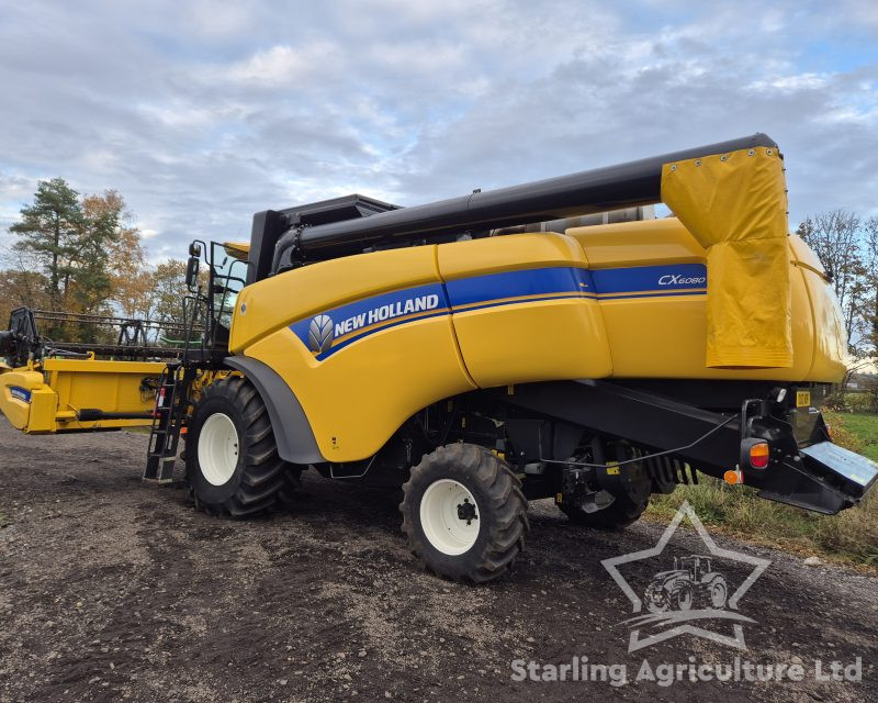 New Holland CX6080 Combine
