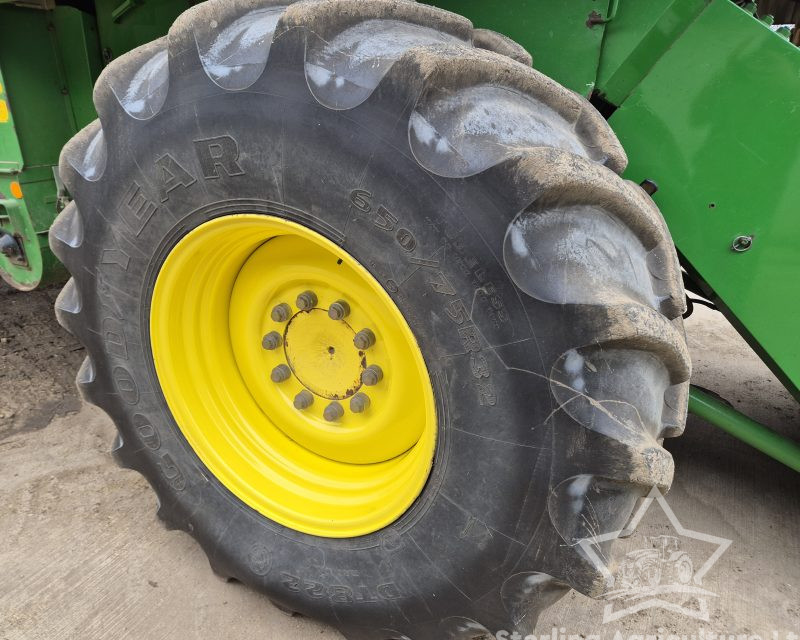 John Deere W540 HillMaster Combine