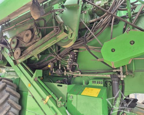 John Deere W540 HillMaster Combine