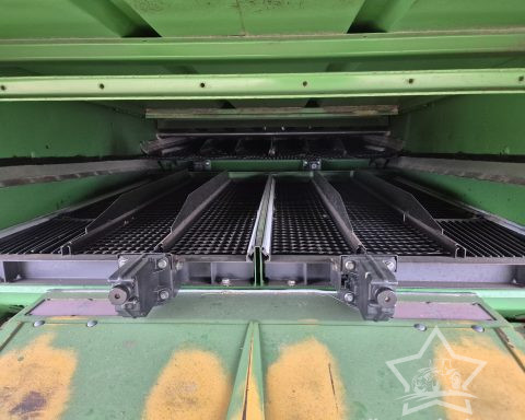 John Deere W540 HillMaster Combine