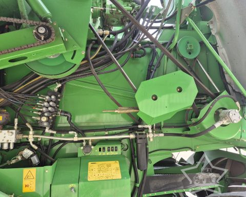 John Deere W550 Combine