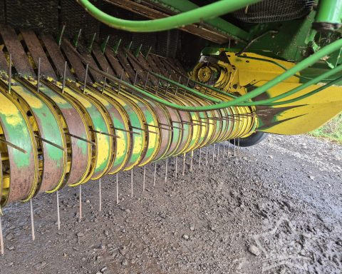John Deere 590 Round Baler