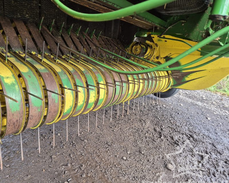 John Deere 590 Round Baler