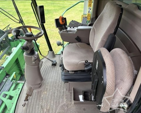 John Deere W550 Combine